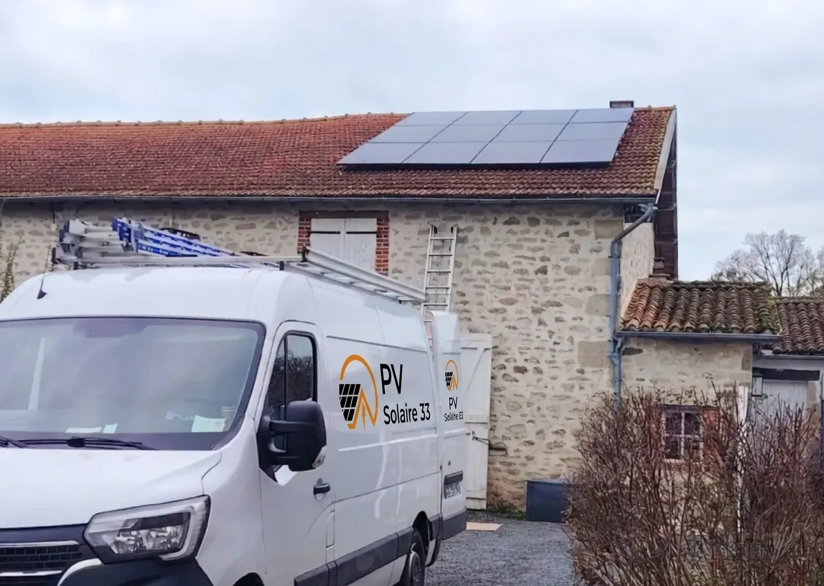 Camion PV Solaire 33 devant une maison équipée de panneaux solaires